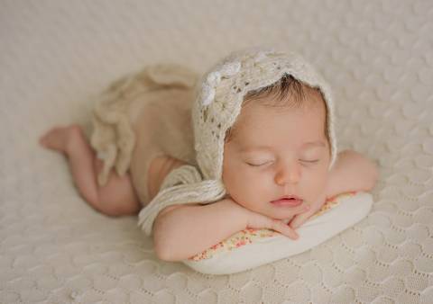 pose sobre os bracinhos newborn'