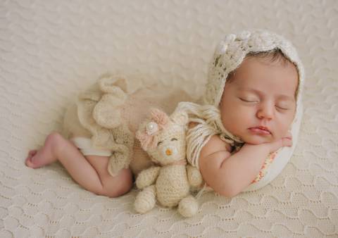 bebê dormindo com ursinho'