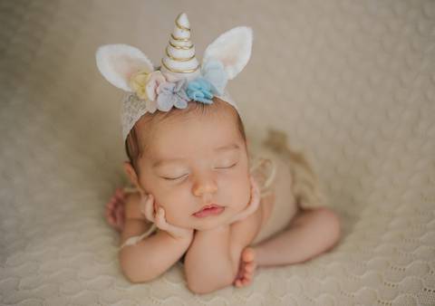 bebê com tiara de unicórnio'