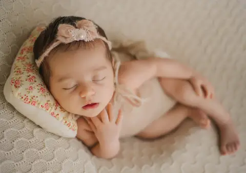 pose delicada ensaio newborn'