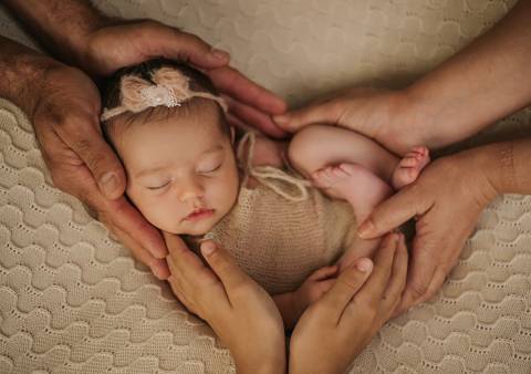 mãos formando coração ao redor do bebê ideia de foto newborn'