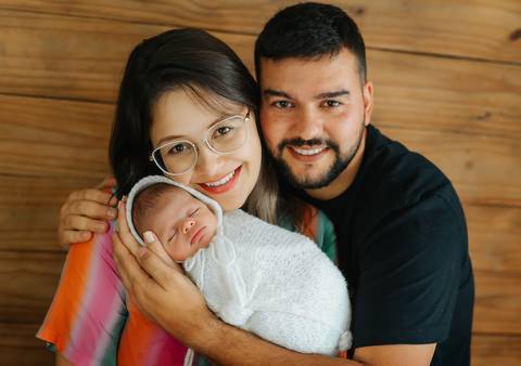 pais com bebê no ensaio newborn'