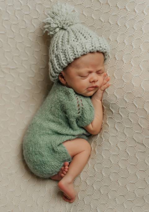 bebê pose de ladinho newborn'