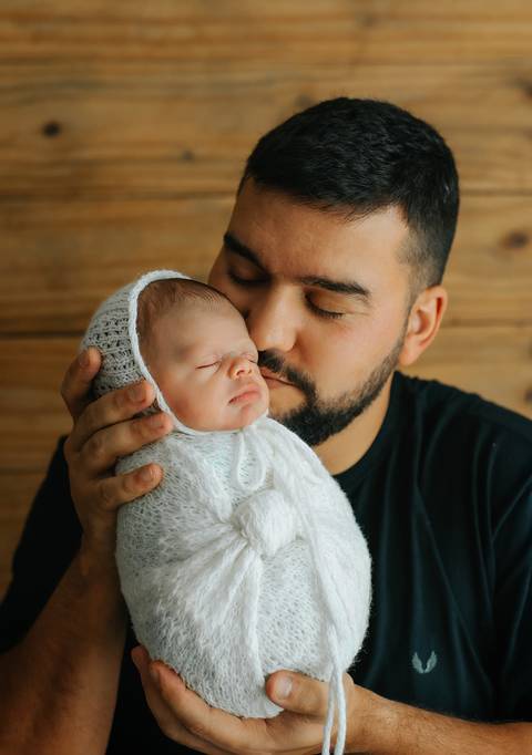 pai beijando bebê em ensaio newborn'