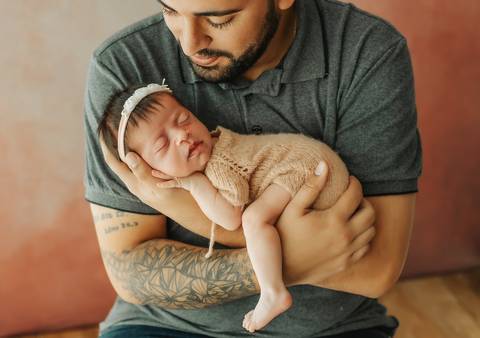 pai com bebê no ensaio newborn'