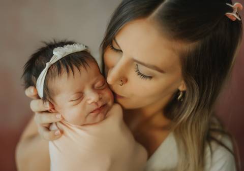 mamãe beijando o bebê'