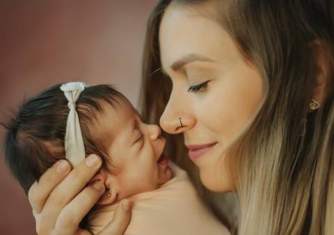bebê e mamãe encostando nariz'