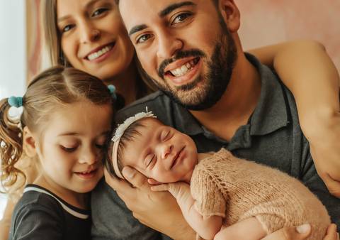 close bebê sorrindo ensaio newborn'