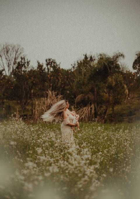 cabelos esvoaçantes de mulher que amamenta durante ensaio fotográfico'