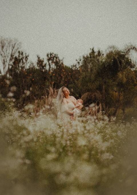 bebê sendo amamentado em ensaio fotográfico'