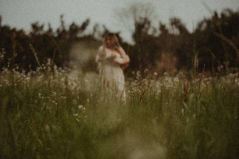 foto desfocada de mulher amamentando'