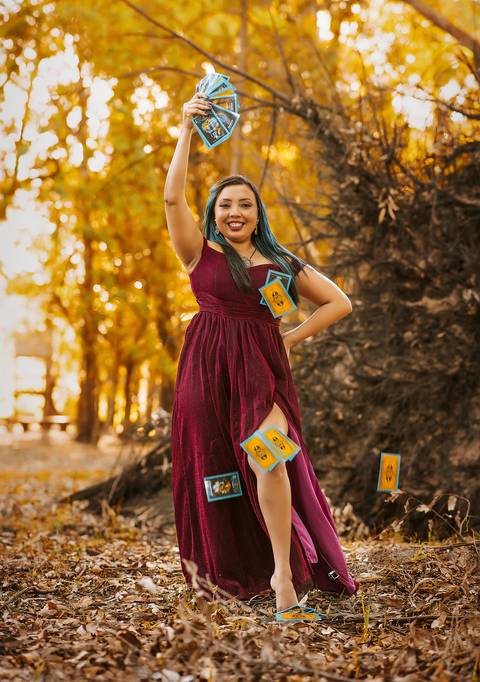 foto de mulher com cartas voando ao redor'