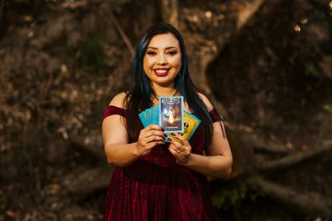 foto de mulher mostrando cartas'