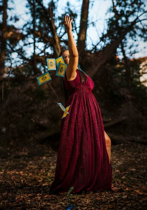 foto de mulher jogando cartas'