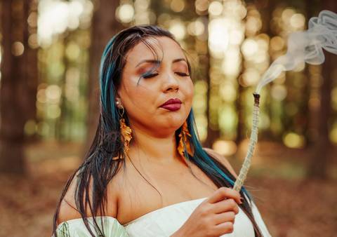 incenso ligado com fumaça'