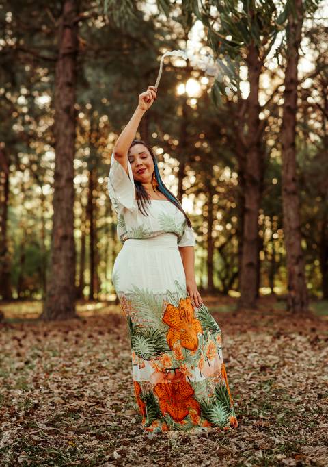 foto de mulher no mato com incenso'