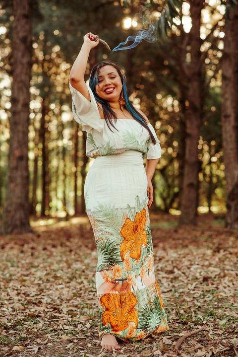 foto de mulher no mato com incenso ligado'