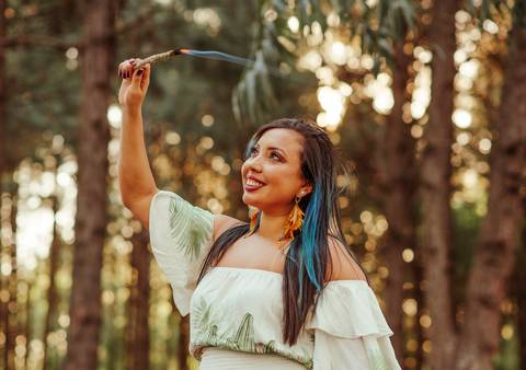 foto de mulher sorrindo segurando incenso de benzimento'