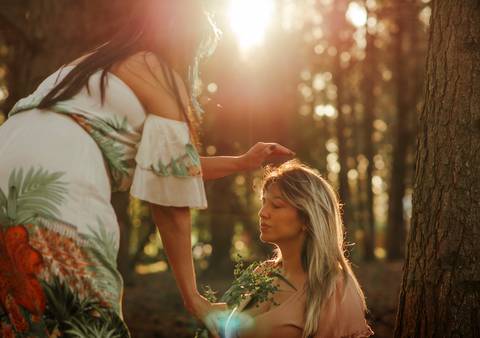foto de terapeuta fazendo benzimento'