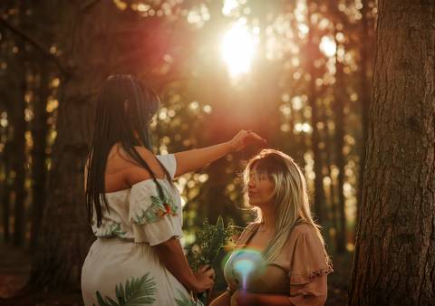 foto com flare do sol em um benzimento'