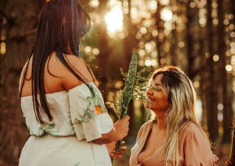 foto de mulher fazendo benzimento com ervas'