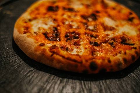 Fotografia aérea de pizza com borda recheada na pizzaria de Bento Gonçalves.'