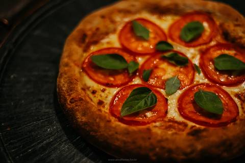 Close de pizza de calabresa com queijo derretido na pizzaria em Bento Gonçalves'