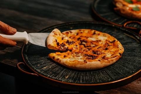 Fotografia aérea de pizza com borda recheada na pizzaria de Bento Gonçalves.'