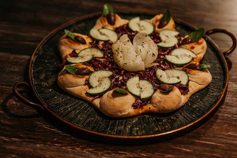 Foto de pizza com massa crocante e ingredientes frescos na Pizzart'