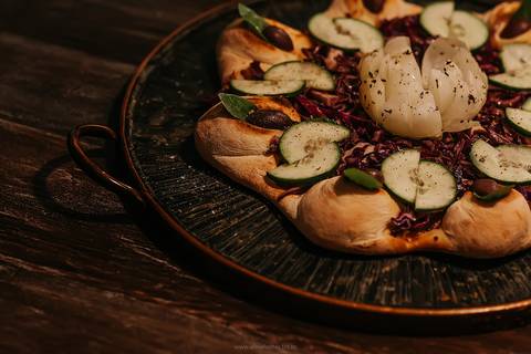 Fotografia de entrada com salada gourmet em restaurante da Serra Gaúcha.'