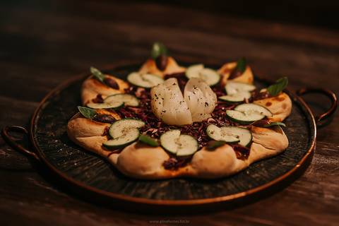 Prato de pizza gourmet servido em restaurante na Serra Gaúcha.'