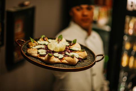 Pizzaiolo preparando massa artesanal na cozinha de restaurante em Bento Gonçalves.'