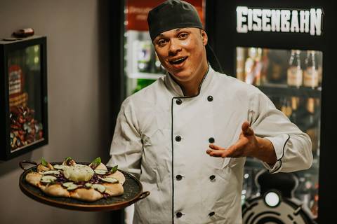 Imagem da equipe de pizzaiolos em ação no restaurante da Serra Gaúcha.'