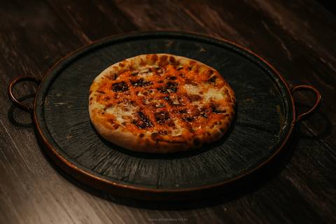 Ambiente interno de restaurante aconchegante em Bento Gonçalves.'