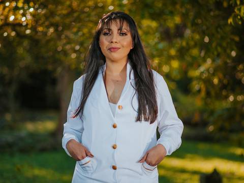 Retrato profissional ao ar livre em ambiente natural, valorizando o moderno.'