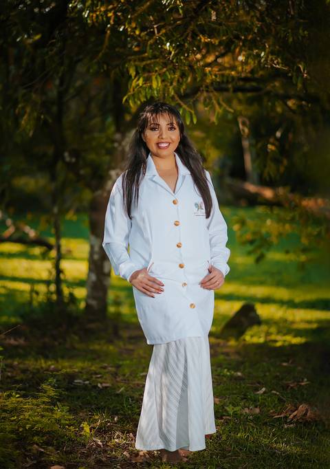 Retrato de terapeuta holístico em meio à natureza, capturando a essência da prática.'