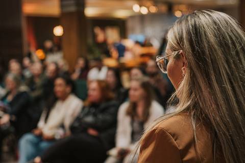 Aula de edição fotográfica em sessões newborn, com orientações práticas.
'