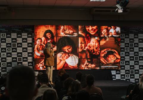 Palestra abordando técnica e arte em fotografia newborn.
'