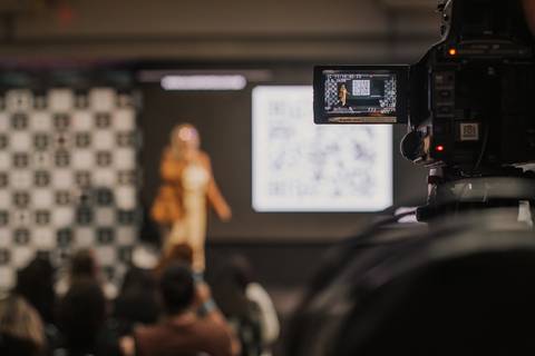 Aline Fontes discutindo como criar uma experiência única para clientes.
'