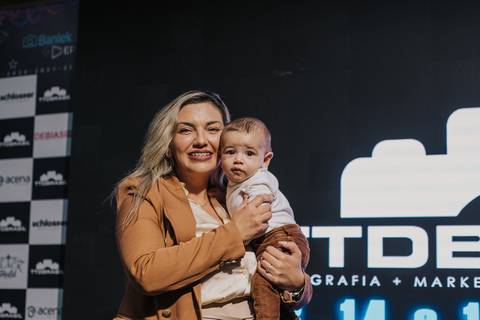 Fotógrafo demonstrando técnicas de edição leve para ensaio newborn.
'