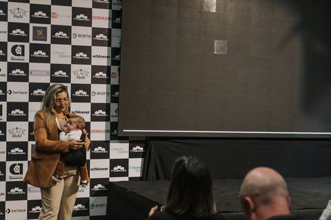 Retrato de recém-nascido envolto em manta suave em est
'