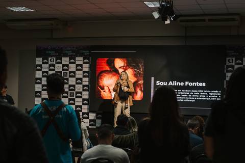 Bebê sorrindo durante o sono, capturado em sessão newborn.
'