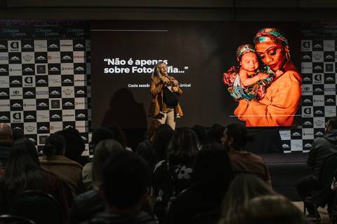 Aula sobre fotografia newborn com foco em técnicas de segurança e conforto.
'