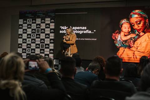 Palestra sobre importância das conexões emocionais na fotografia newborn.
'