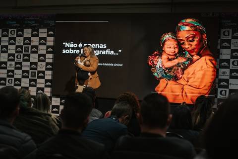 Workshop de fotografia newborn, ensinando poses seguras para bebês.
'