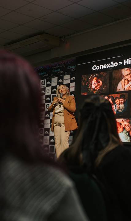 Aula prática de fotografia newborn, mostrando ajustes de iluminação.
'