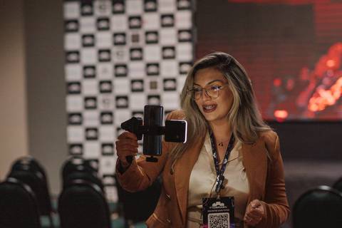 Bebê dormindo tranquilamente em posição confortável, fotografia newborn.
'