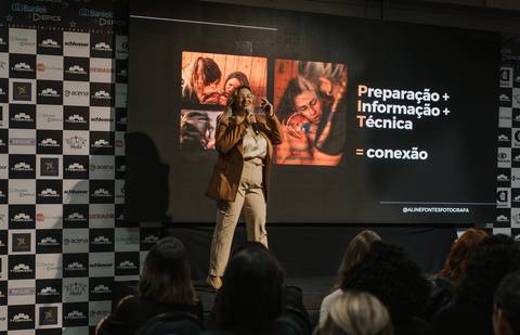 Aline Fontes compartilhando experiências em ensaios newborn.
'