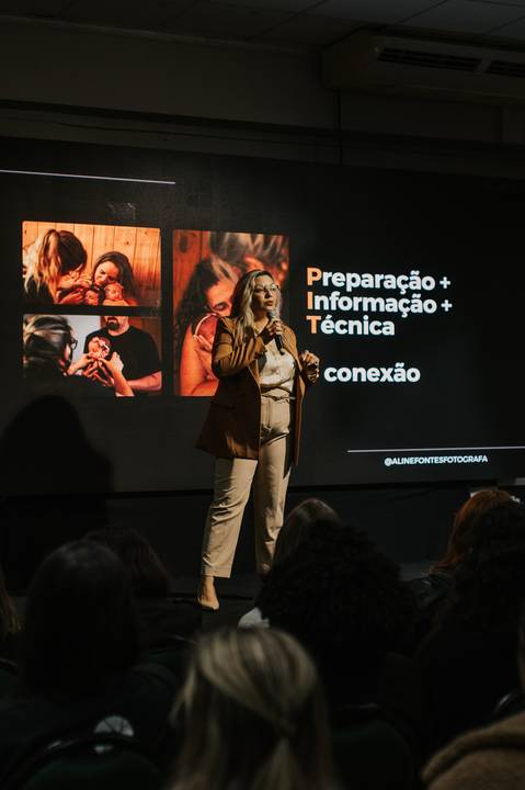 Aula de fotografia newborn com foco em poses e ângulos para bebês.
'