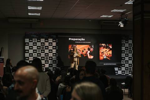 Encontro sobre a importância da conexão familiar em fotografia newborn.
'